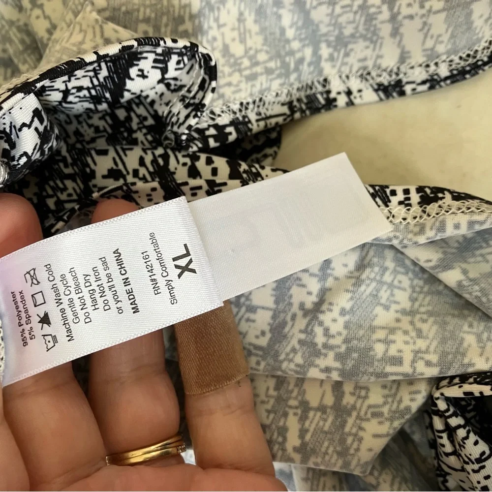 Lularoe Michelle True wrap New with Tags Dress Black White Slash Print‎